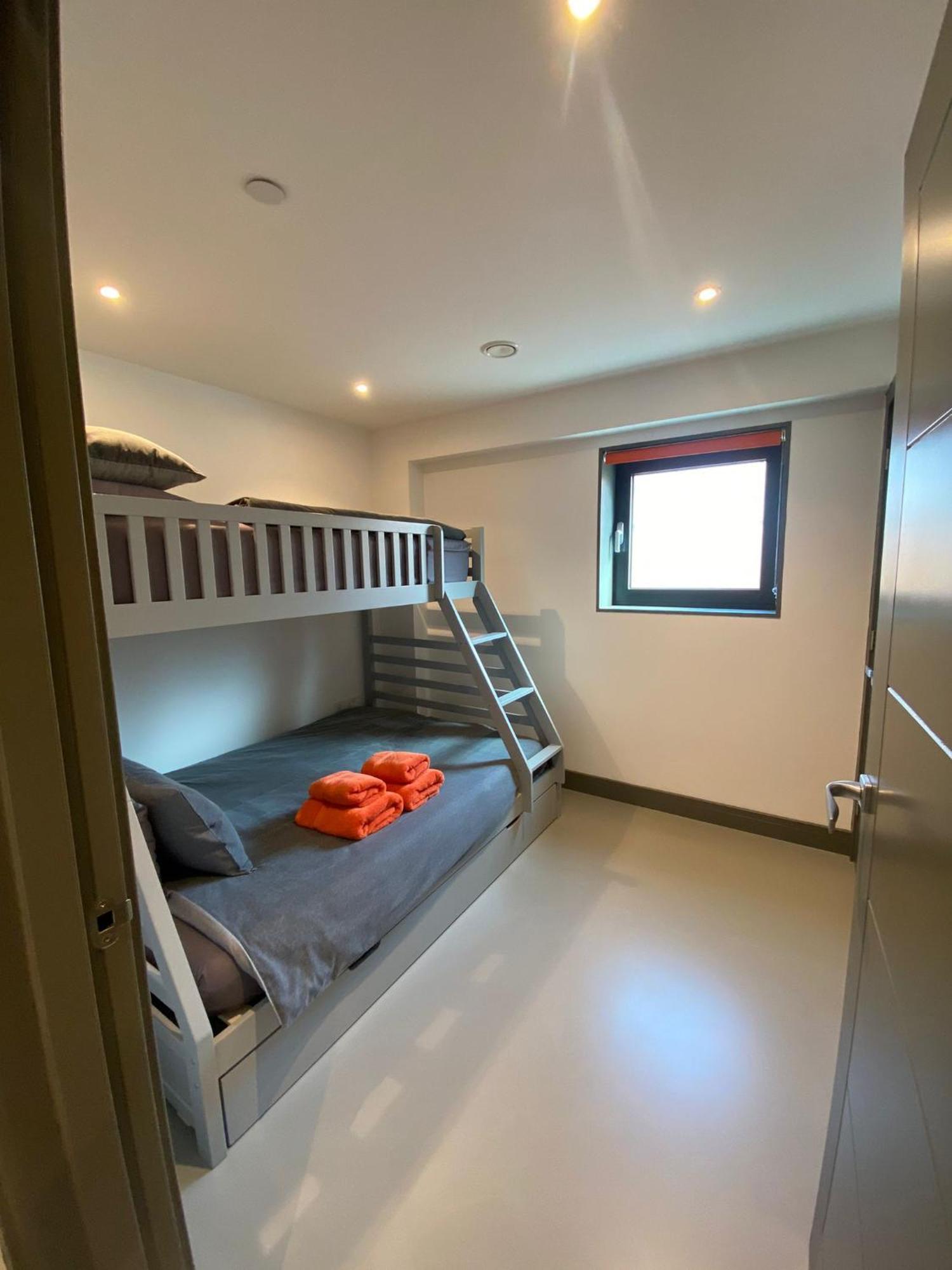 3 The View - Hot Tub, Parking, Lift, Ev Apartment *